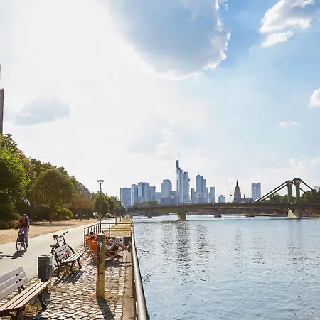 Отель Living Frankfurt 4*