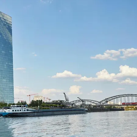 Living Frankfurt Otel 4*
